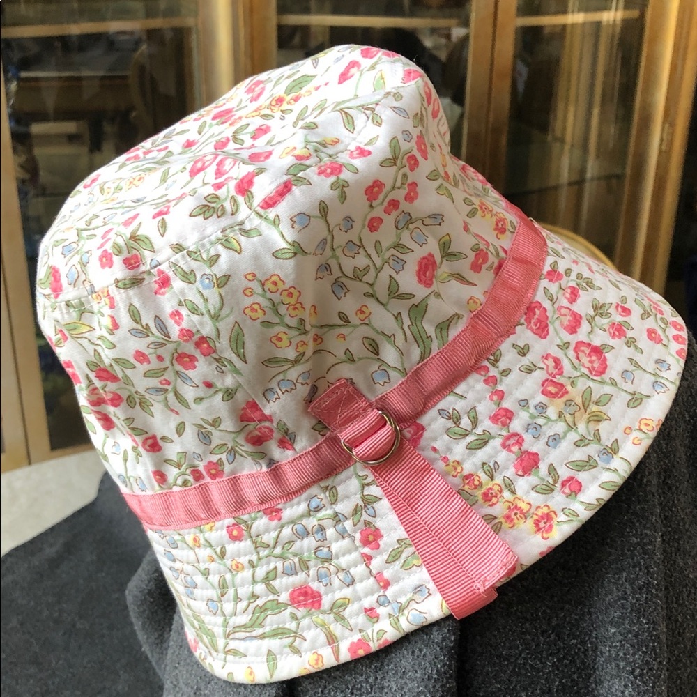 OshKosh B'Gosh Girls 100% Cotton Bucket Hat White + Flowers Size L-XL (5Yrs Up)